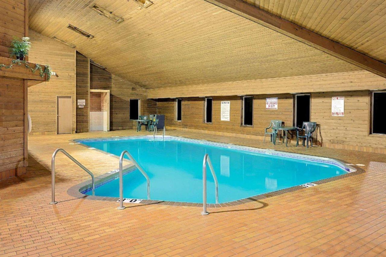 Super 8 By Wyndham Sturgeon Bay Hotel Exterior photo