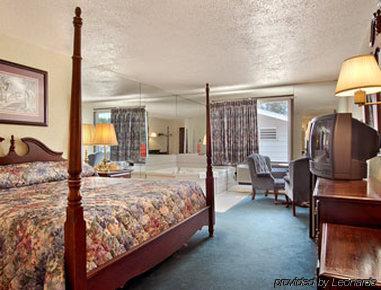 Super 8 By Wyndham Sturgeon Bay Hotel Room photo